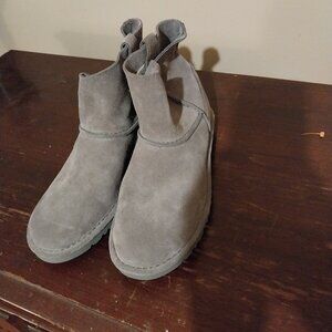 UGG Boots Short Unlined size 9